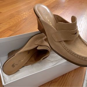 Tan suede wedge Mule